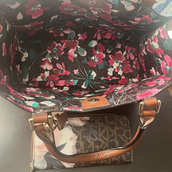 Calvin Klein Cream and Brown Tote Bag & Floral Wallet - Picture 7 of 9